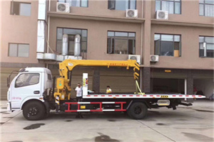 天山路附近汽车轮胎更换